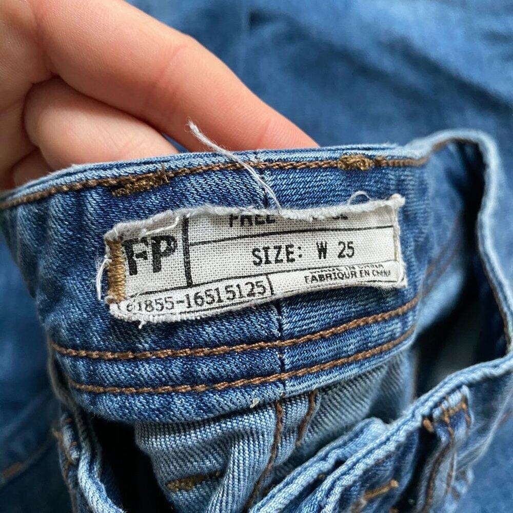 Free People 8" Mid Rise Raw Hem Distressed Skinny Ankle Jeans size 25 - Picture 4 of 6